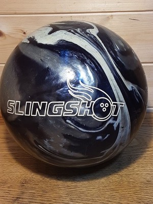 Eine Vintage Brunswick schwarz und silber marmorierte Schleuder Bowlingkugel 12,5 Pfund