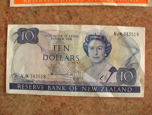 1981-85_New Zealand_'RESERVE BANK NOTES COLLECTION x8"_Hardie $1,2,10,20,50 USED - Picture 23 of 24