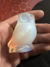 Ancienne Chouette en verre cristal opalescent dépoli Lalique Nyctal. Signé.