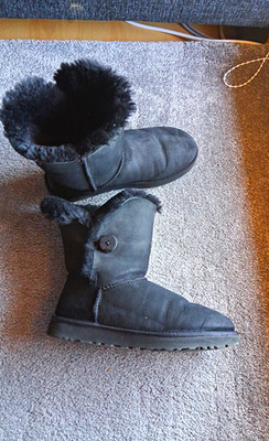 UGG W Bailey Button II Damen Stiefel Schwarz Wildleder EU 42