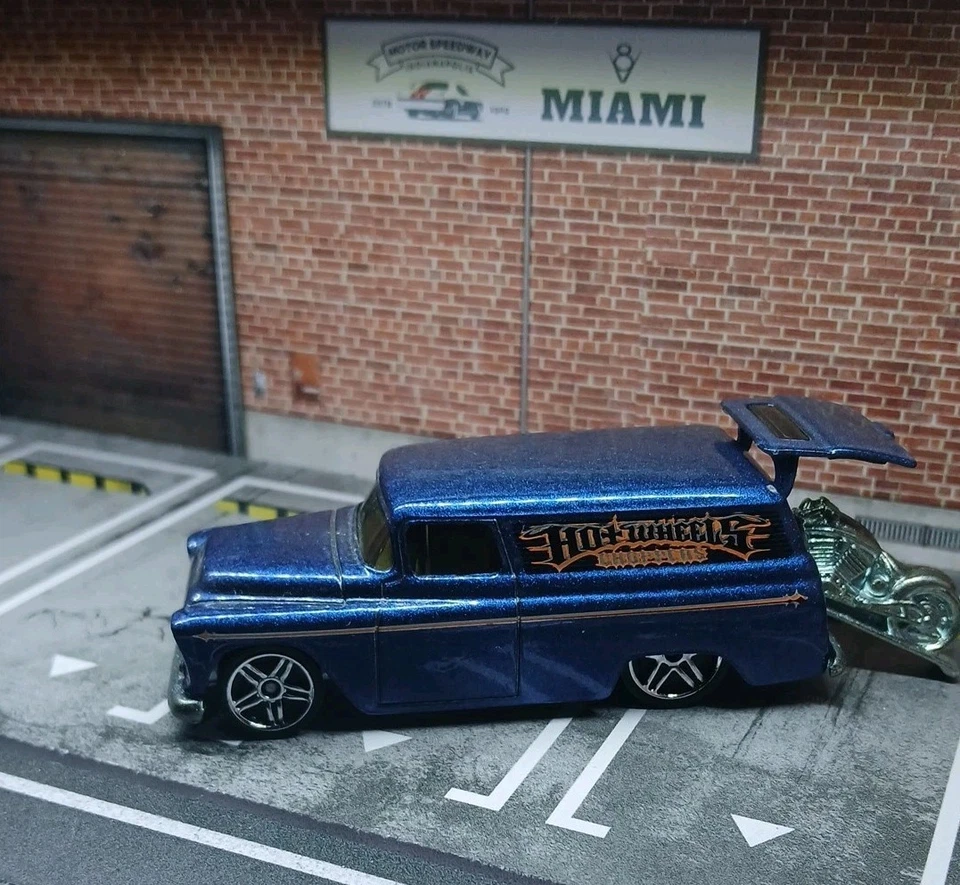 Hot Wheels ’55 Chevy – Metallic Blue w/ Motorcycle Loose NM  - Image 2 of 4