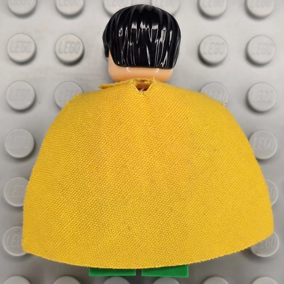 Lego BATMAN Minifigure BAT025 Robin Short Hair - Image 2 of 4