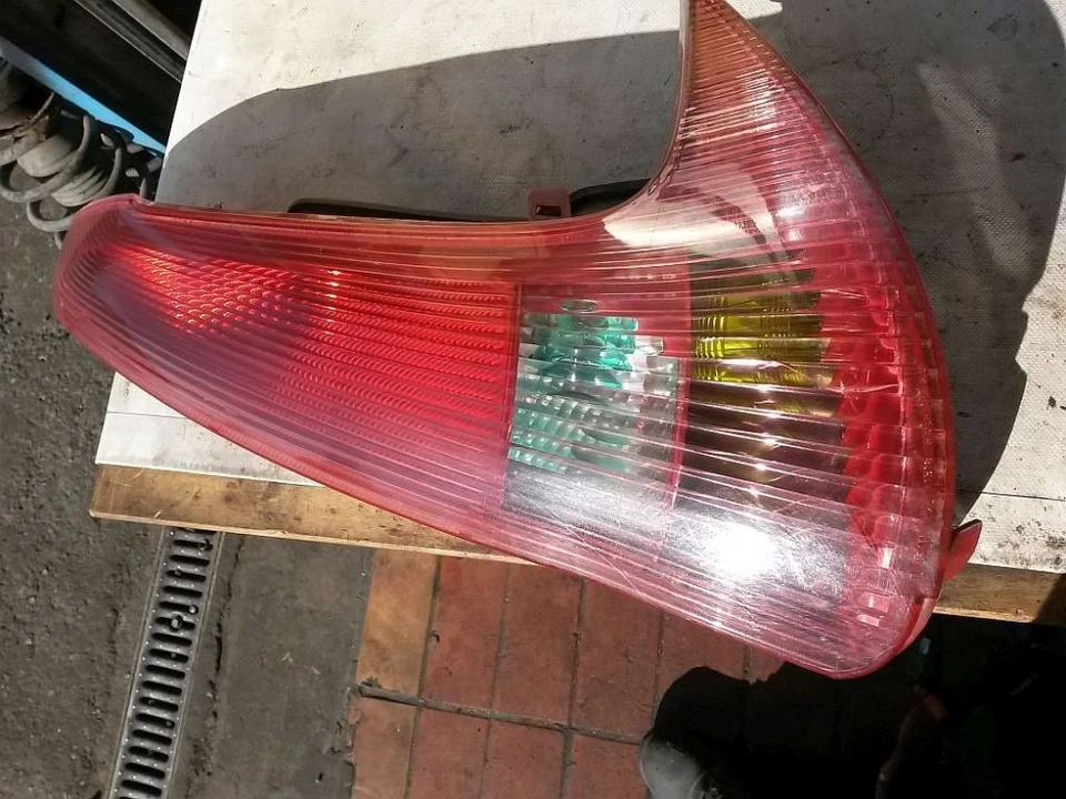 FANALE POSTERIORE DESTRO Peugeot 206 SW (2E/K) Combi 1.4 HDi (DV4TD(8HX)) #87929 - Immagine 3 di 4