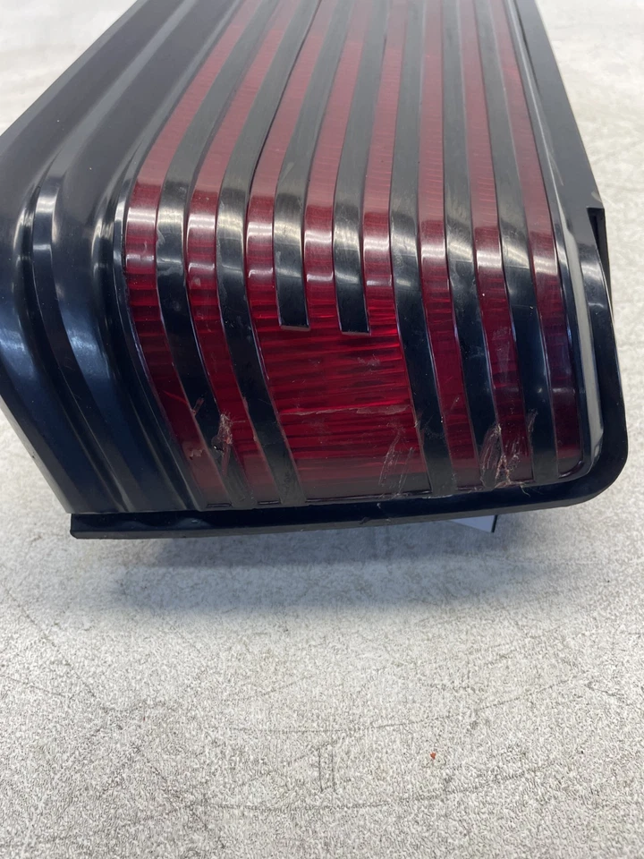 Conjunto de luz trasera de pasajero derecha Mopar 1983-1986 Dodge Daytona con moldura negra OEM Foto 4 de 4