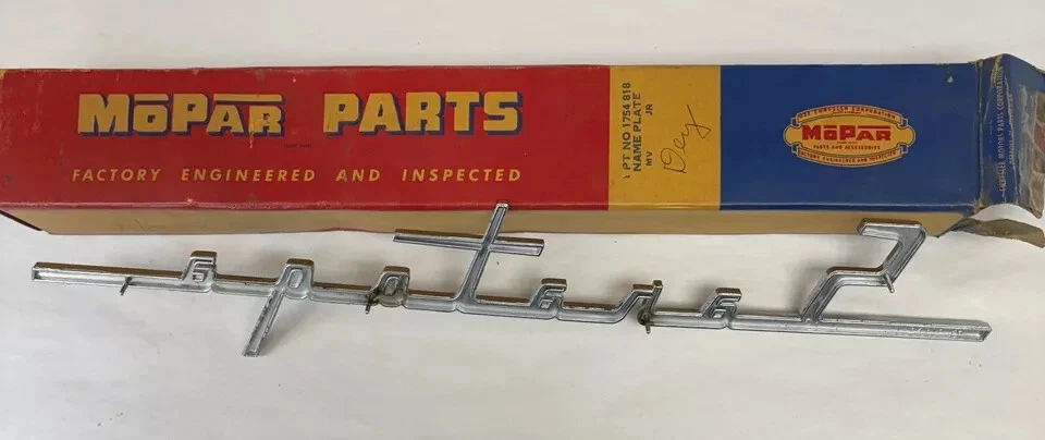 Chrysler Saratoga 1958 guardabarros delantero placa de identificación adorno emblema escritura 1754818 nuevo en stock Foto 4 de 4