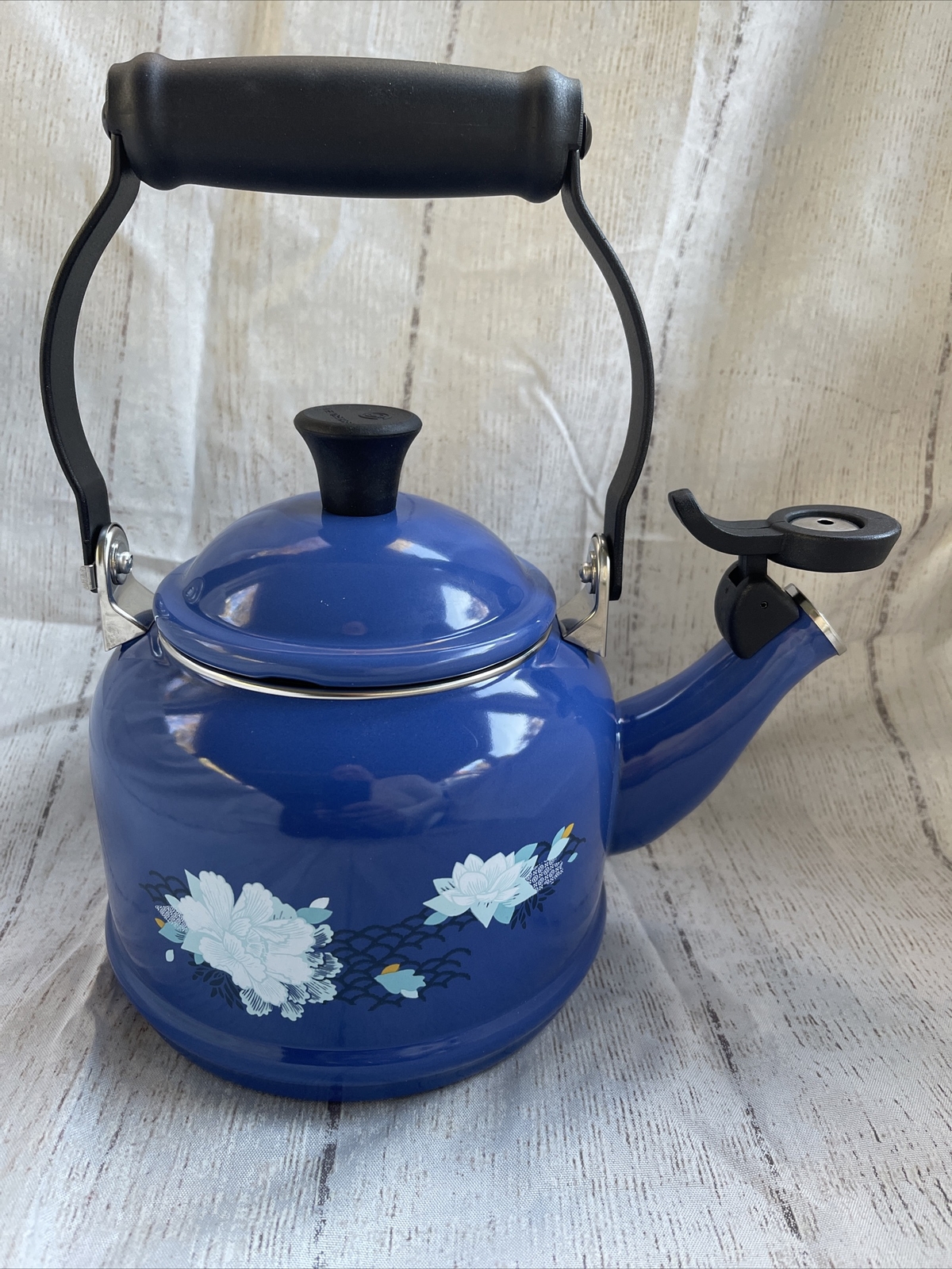 NEW Le Creuset Cobalt Blue Lotus Flower Tea Kettle 1.25qt 1.1L Limited