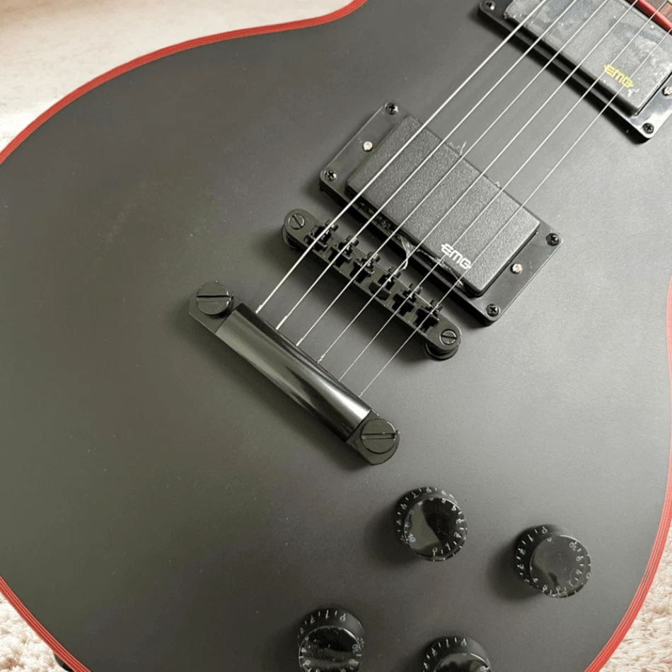Guitarra Eléctrica Les Paul Personalizada Rojo Logo Pastillas EMG Negro Herrajes Negro Mate Foto 4 de 4
