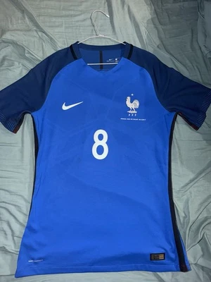Nike Maillot France Domicile Bleu 2017-2018 FEKIR n°8 manches courtes porté - Photo 1/3