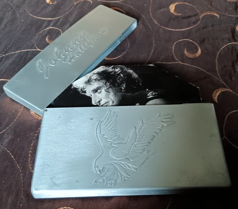 Johnny Hallyday - Grand coffret briquet Zippo Aigle, Cds Lorada a l intérieur - - Photo 2/2