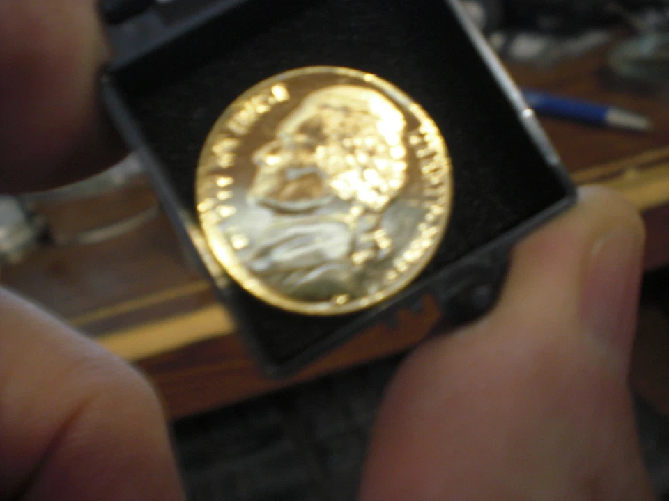 2 GOLD PLATED QUARTERS , 1 JEFFERSON NICKLE , 3  PENNIES (ALL GOLD PLATED) , LOT - Image 3 of 4