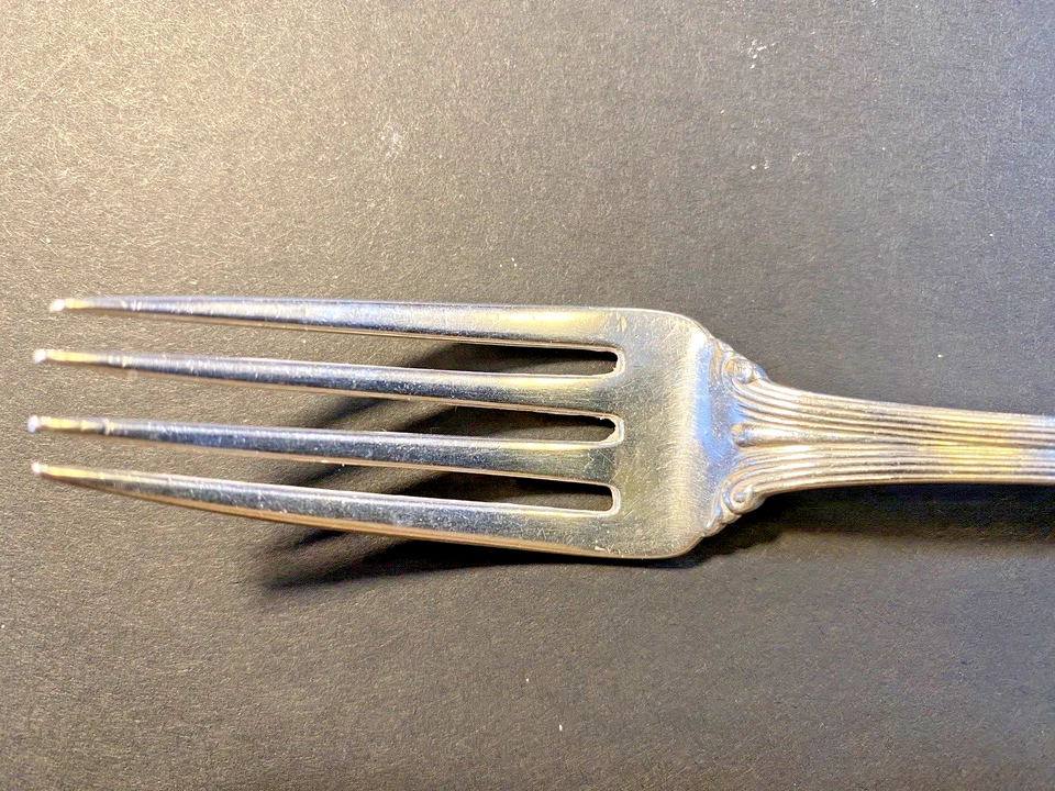 Tenedor regular Tiffany & Co de plata esterlina colonial 6 3/4" cubiertos 56 gms mono Foto 4 de 4