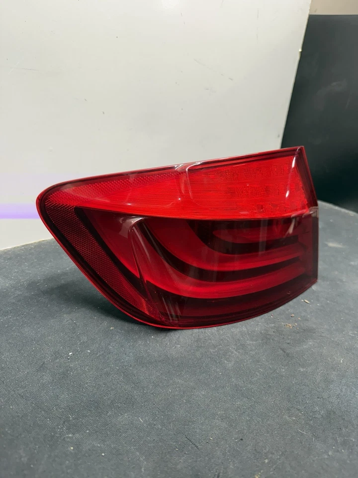 BMW 535i 2011 lado izquierdo del conductor exterior QTR luz trasera montada Foto 4 de 4