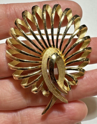 Vintage Krone Trifari Exquisite Wirbel Schleife Gold Ton Filigraner Brosche DC2