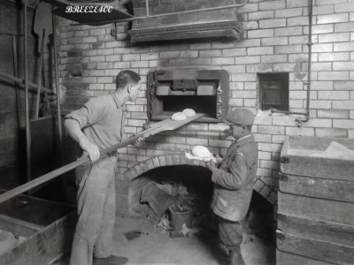 Working In The USA/ 1917 BAKING BREAD IN A BRICK OVEN/4x6 B&W Photo Reprint