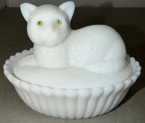 Vintage Westmoreland Milk Glass Cat On Nest Basket Candy Trinket Dish Green Eyes