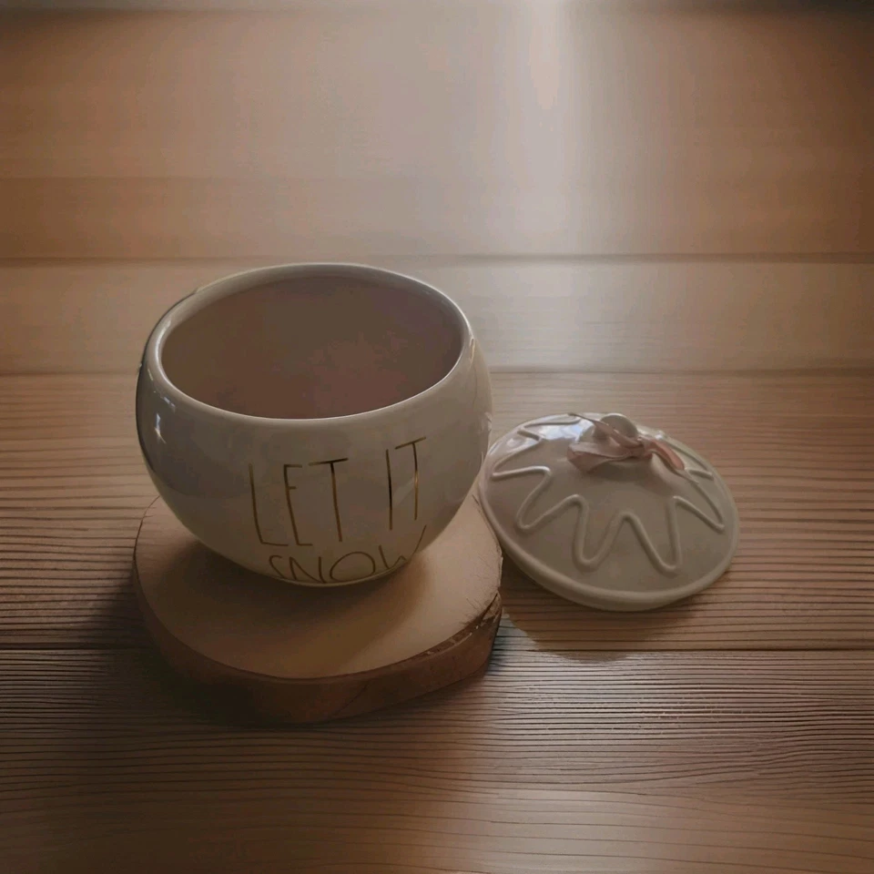 Bote de cerámica rosa Rae Dunn “LET IT SNOW” de Magenta - Decoración de cocina navideña Foto 2 de 3