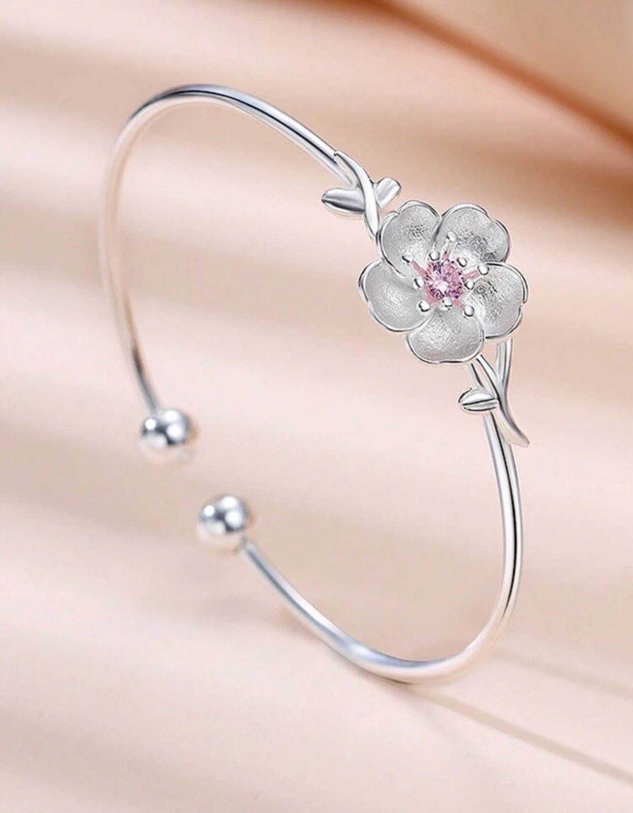 Bracelet fleurs argenté rigide en acier pour sublimer vos tenues