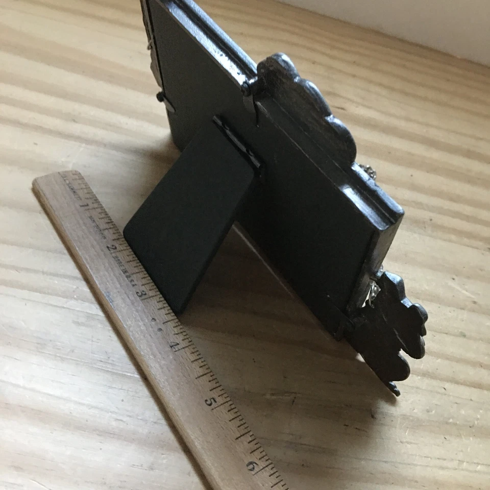 Marco de fotos de metal plateado tema Dog & Me soporte libre con cadena 4 damas 7"L x4,5"W Foto 2 de 3