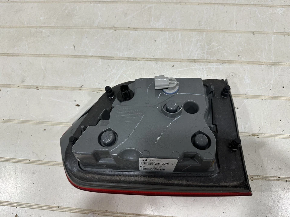 2014-2019 Jeep Grand Cherokee Right Tail Light - P68110046AD - Image 4 of 4