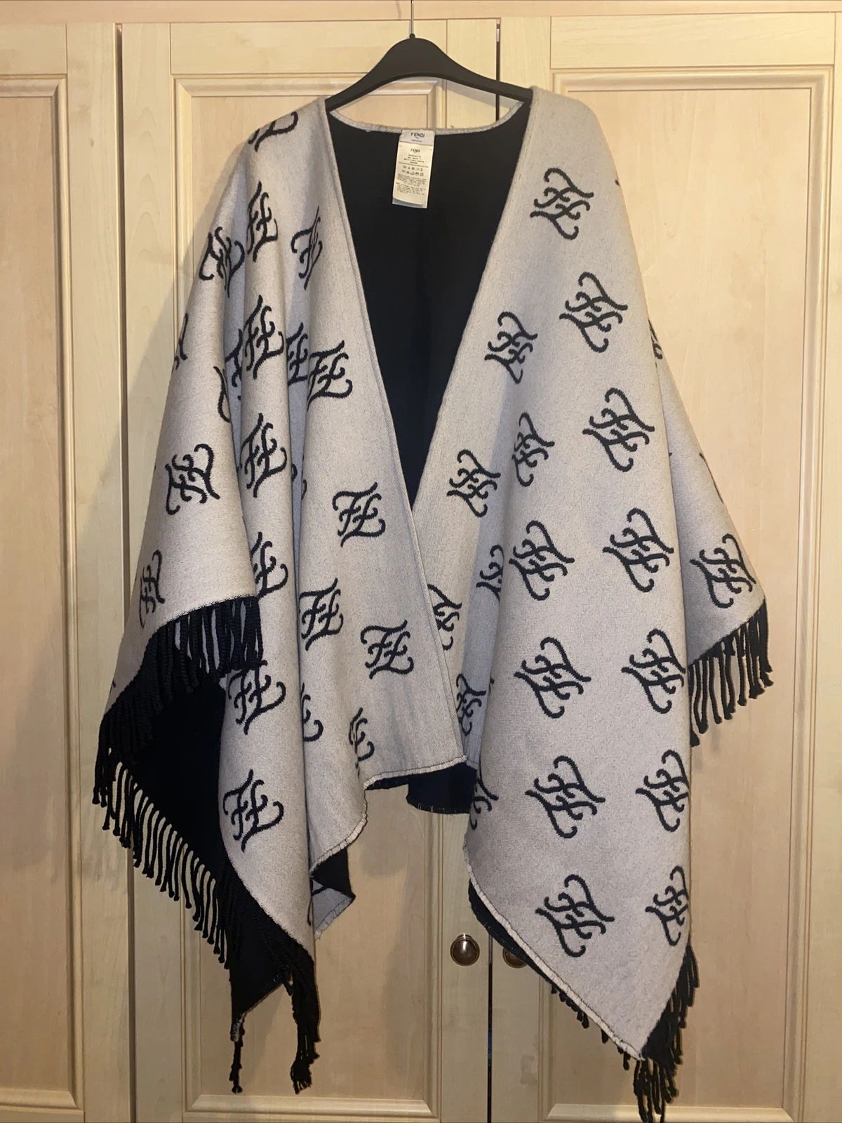 NUOVO MANCIO PONCHO FENDI KARLIGRAPHY LANA BIANCA NERA RARO