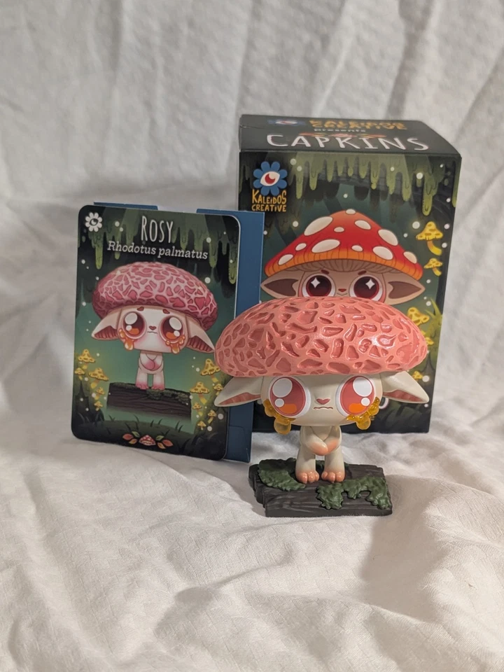 Figura Vinilo Capkins Rosy de Kaleidos Creative con Caja y Tarjeta Foto 2 de 3