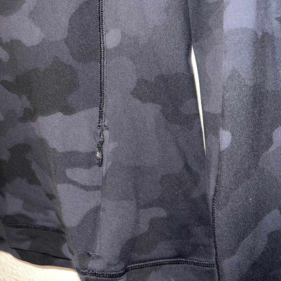 Short camuflado Lululemon Rulu Run preto tamanho 8 - Imagem 4 de 4