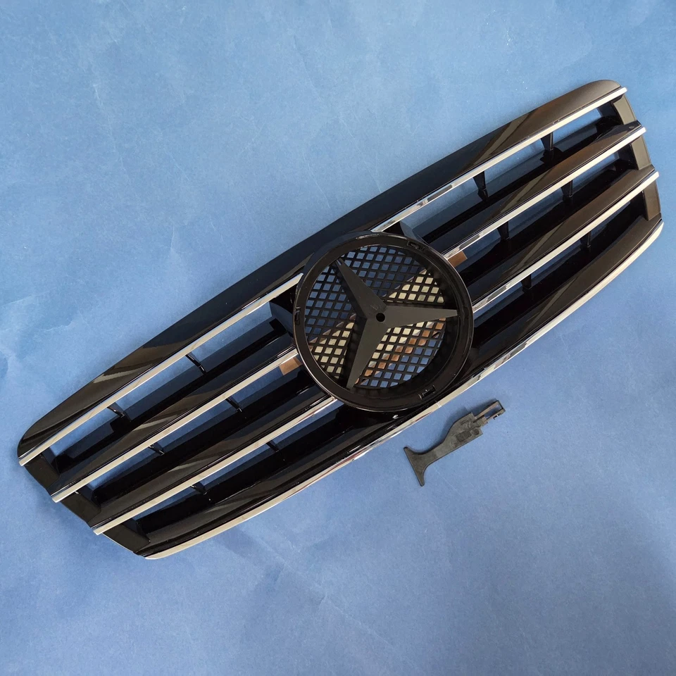Черная передняя решетка с хромированной отделкой для седана и универсала Mercedes W203 C-класса 2000-2007 годов выпуска - Изображение 2 из 4