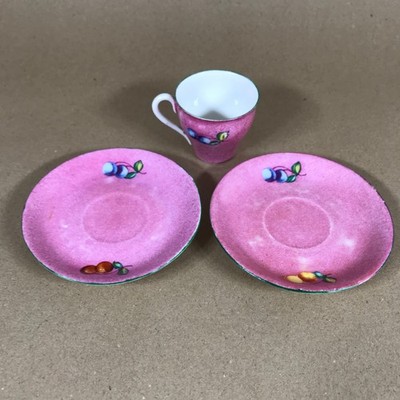 Rosa Phönix China Tschechoslowakei Tasse und zwei Untertassen mit Obst Design