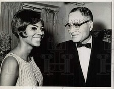1967 Press Photo Musical Actress Leslie Uggams & Ralph Bunche, New York