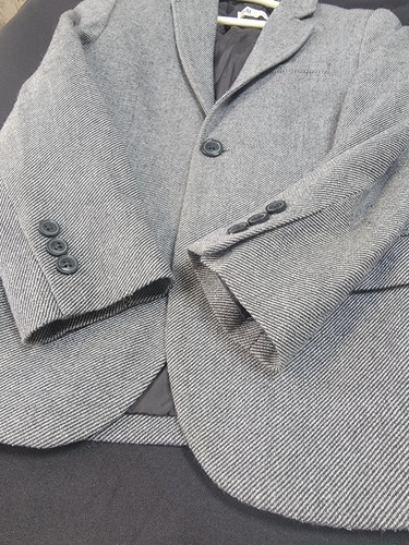Kleiner Junge Blazer Größe 5-6, Etikett 6-7, fällt klein aus - Bild 13 von 17