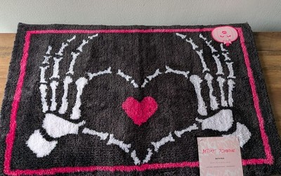 Betsey Johnson Halloween Bath Rug Skeleton Hands Pink Heart Gray Black 20x30