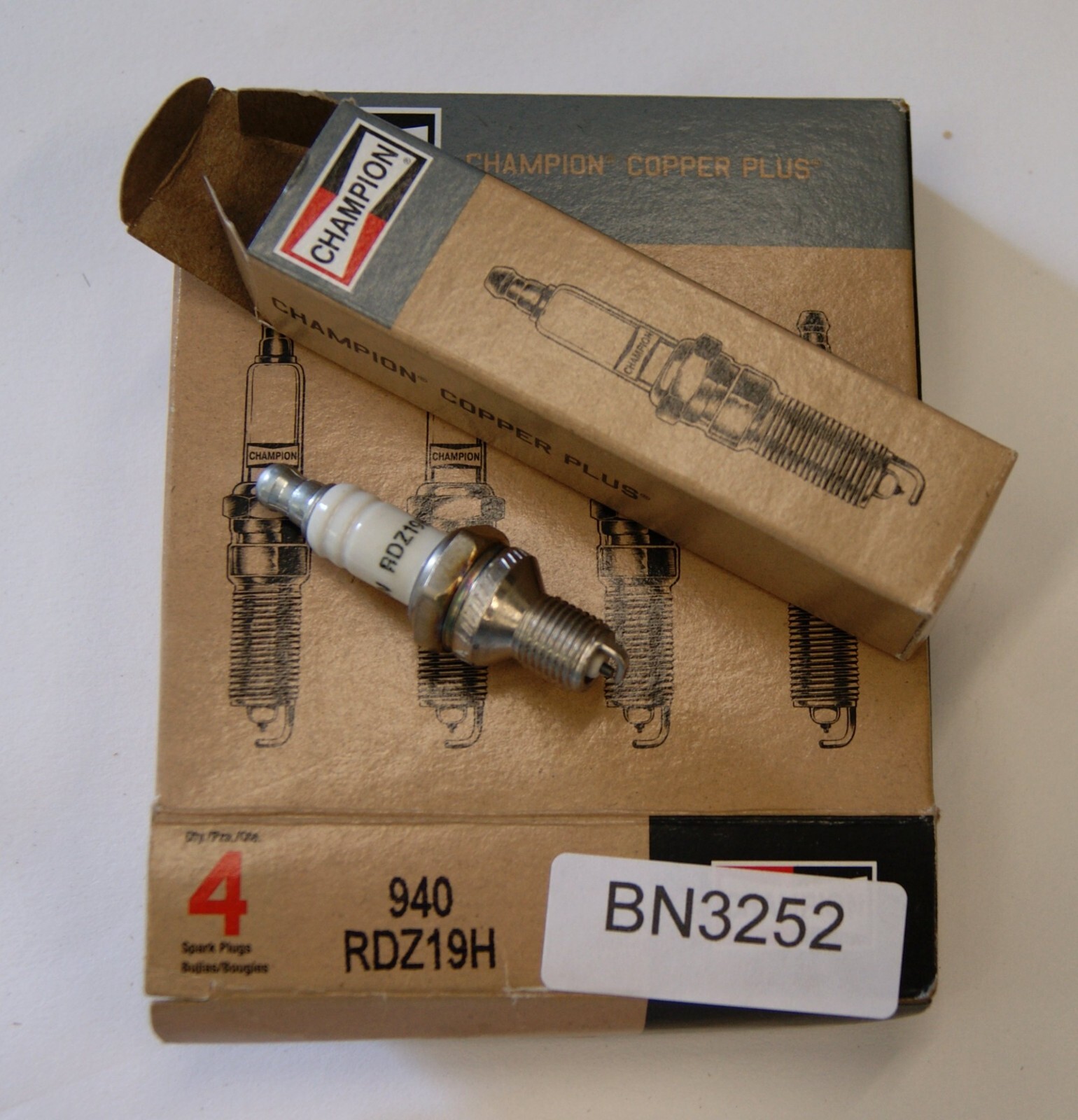 4 pc Champion Copper Plus Spark Plugs for 1991-1995 Volvo 940 2.3L L4 zr, BN3252