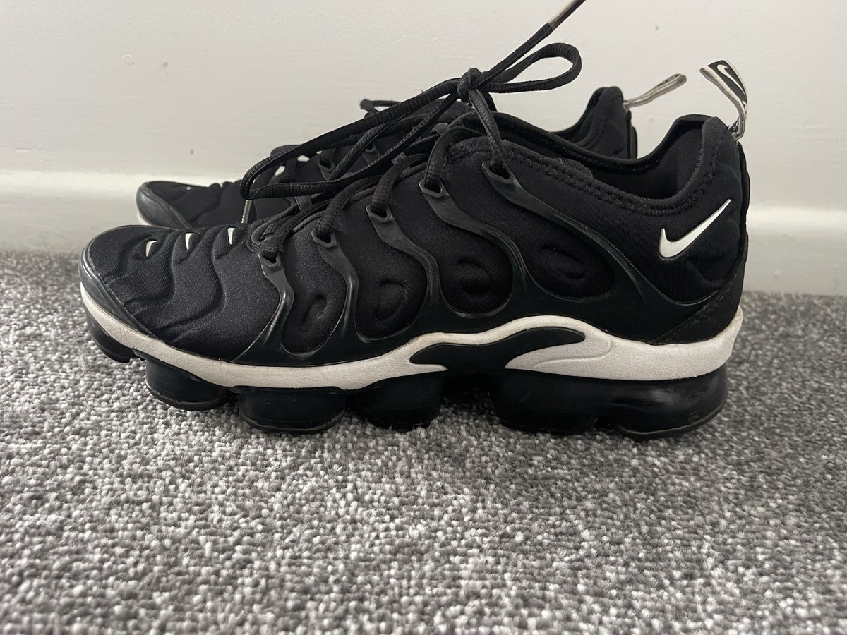 nike air max vapormax plus black and white