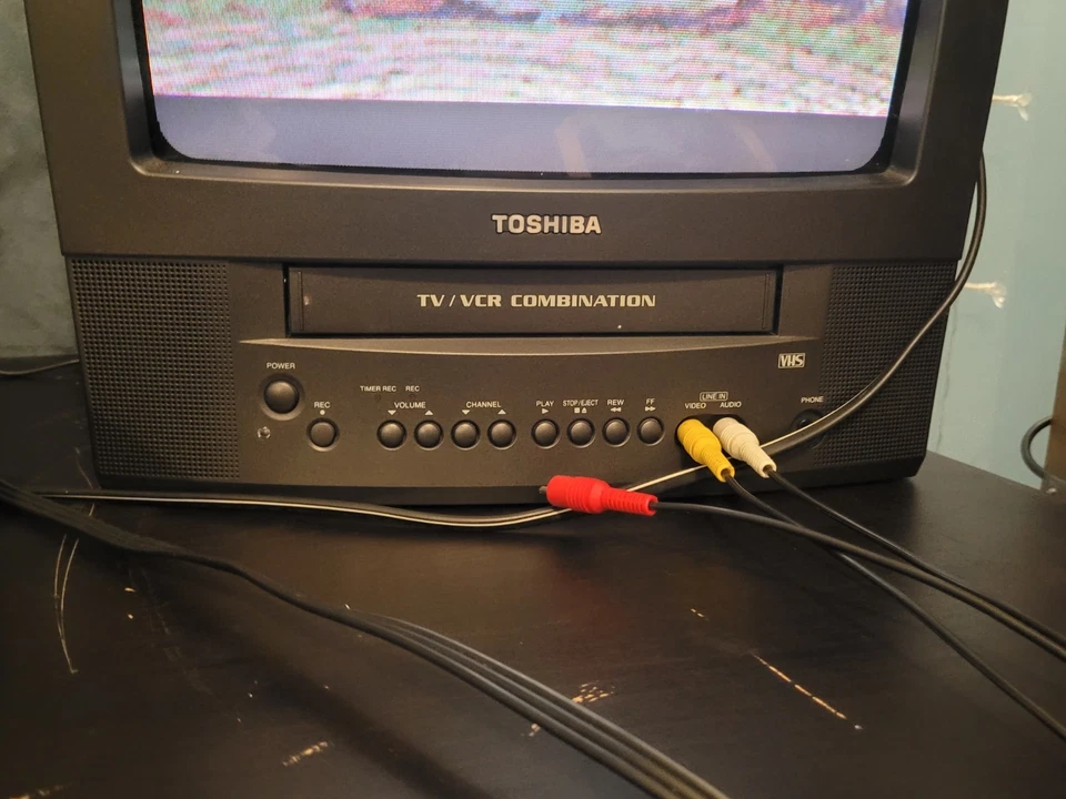 Toshiba MV13N3 13" CRT VCR Combo VHS Player Retro Gaming TV No Remote TESTED - Image 3 of 4