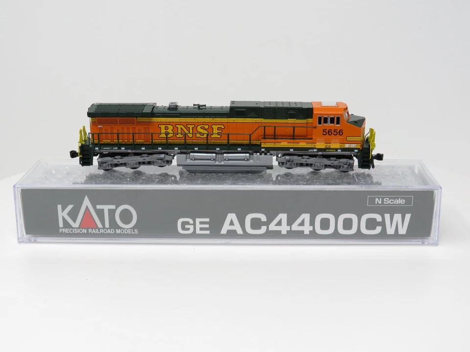 Kato N 176-7114 BNSF Santa Fe GE AC4400CW Diesel Locomotive Freight Train - Image 4 of 4