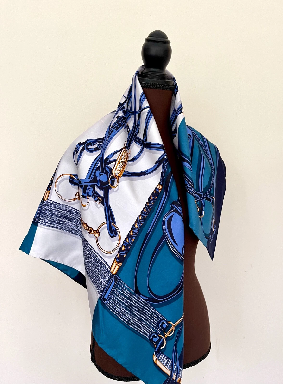 Neuf écharpe Gucci logo imprimé cheval équestre blanc bleu soie enveloppe