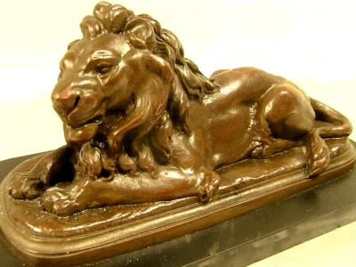 🇫🇷 THÉOPHILE HINGRE LION ALLONGE METAL ART PATINE BRONZE SCULPTURE ANIMALIÈRE - Photo 1/4