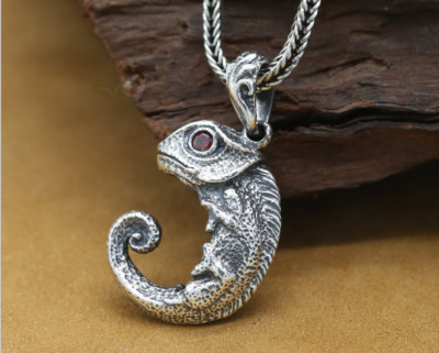 Kleines Kameleon mit Granat Augen .925 Sterling Silber Eidechse Anhänger