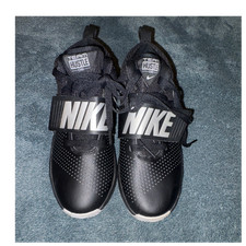 Nike Team Hustle D 8 Boys 5Y Black/White Mid Top Lace-Up Basketball Sneakers