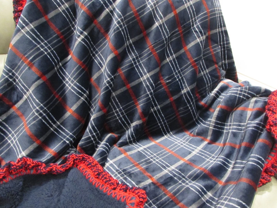 Manta Sherpa de felpa reversible de gran tamaño azul y rojo ganchillo súper volantes Foto 4 de 4