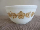 Vintage Pyrex Mixing Bowl Butterfly Gold #402 1.5 Qt in great condition