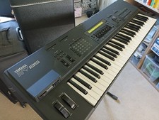 Yamaha SY85 Synthesizer + Manuals + Box + Quik-Lok Stand