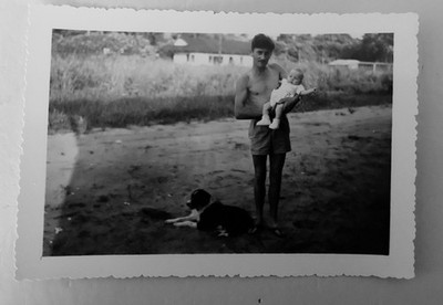 Mann nackter Oberkörper posiert in Shorts mit Baby - Original Vintage Foto 6,5 x 9 cm