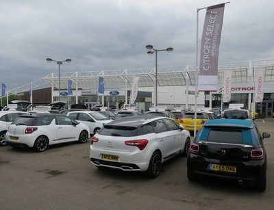 Foto 6x4 DS5 und DS3, Marshall Motor Group Cambridge\/TL4658 The DS5 is c2016