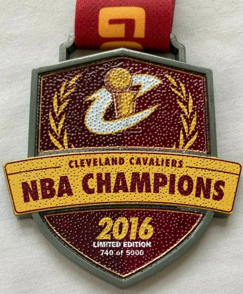 CLEVELAND CAVALIERS - NBA CHAMPIONS 2016 GALHARDETE MEDALHÃO 740/5000 * CAVS RARO! - Imagem 2 de 4