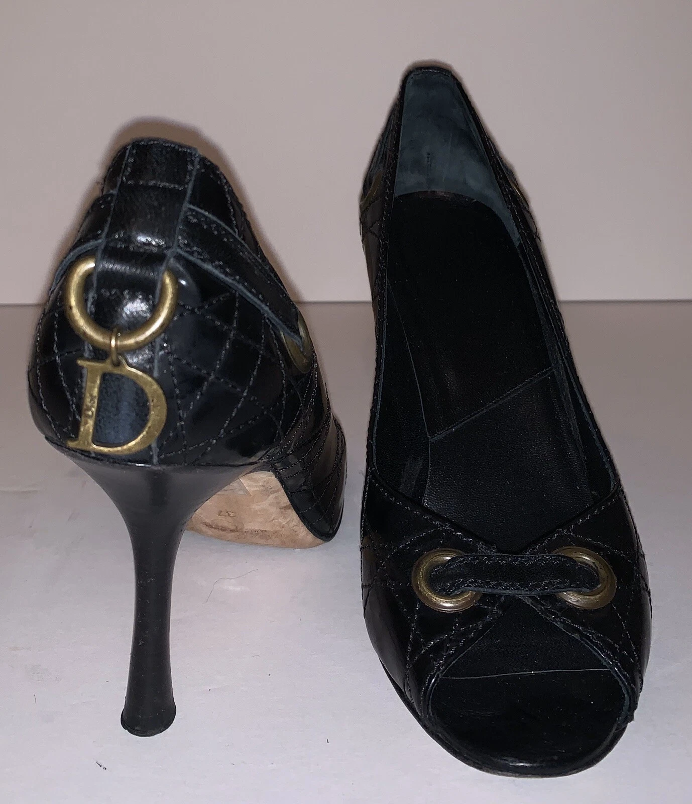 Escarpins bout en cuir noir matelassé Christian Dior avec logo en métal au dos taille 37