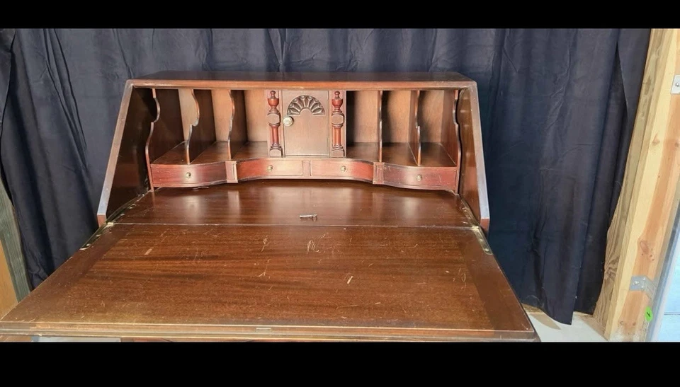 Antigua recepción MADDOX ornamentada roja caoba inclinada con patas de bola y garra talladas Foto 2 de 4