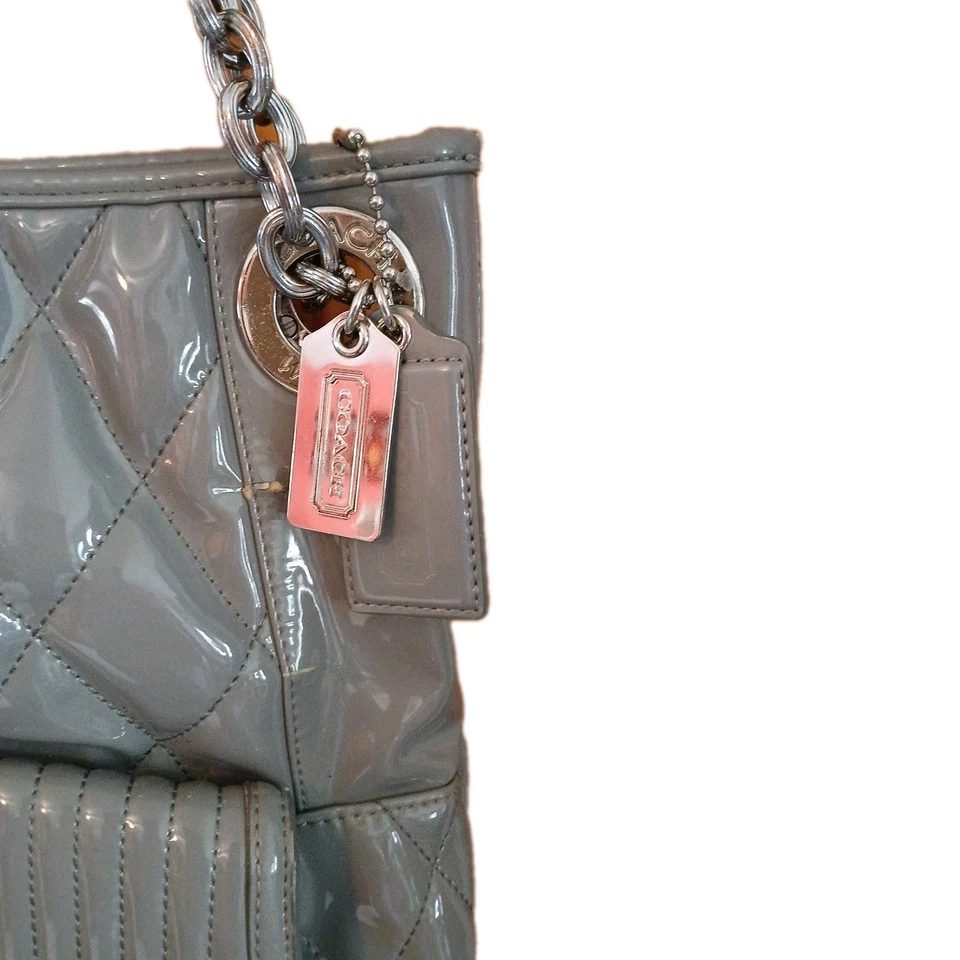 Bolso de hombro acolchado de vidrio líquido Coach 18673 Poppy en plata con etiquetas Foto 2 de 4
