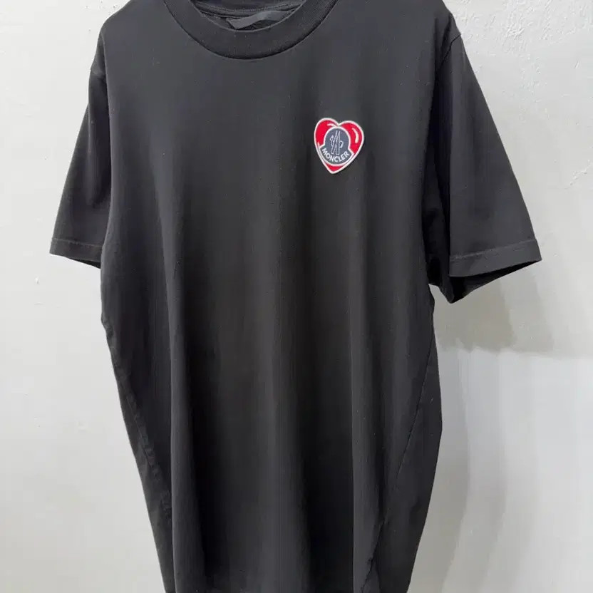 Moncler Men's 23SS Heart Logo Short Sleeve T-Shirt M Authentic thumbnail 4