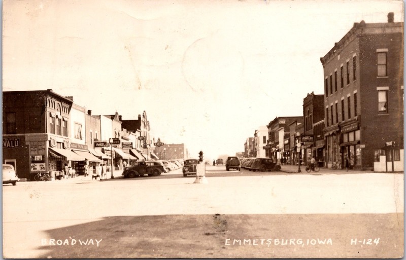 PC6621 IA Iowa Emmetsburg Broadway Street Scene Palo Alto County Postcard RPPC